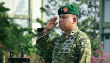 Kasdam XIII/Merdeka Brigjen TNI Wahyu Eko Purnomo memimpin upacara peringatan Sumpah Pemuda ke-98 di lapangan Makodam XIII/Merdeka, Manado, Sulawesi Utara, Rabu (28/10/2026).
