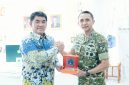 Pangdam XIII/Merdeka Mayjen TNI Anggit Exton Yustiawan bertemu dengan Gubernur Sulawesi Utara Mayjen TNI (Purn) Yulius Selvanus di Kantor Gubernur Sulut, Jumat (30/10/2026). (ist) 