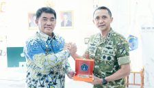 Pangdam XIII/Merdeka Mayjen TNI Anggit Exton Yustiawan bertemu dengan Gubernur Sulawesi Utara Mayjen TNI (Purn) Yulius Selvanus di Kantor Gubernur Sulut, Jumat (30/10/2026). (ist) 