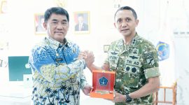 Pangdam XIII/Merdeka Mayjen TNI Anggit Exton Yustiawan bertemu dengan Gubernur Sulawesi Utara Mayjen TNI (Purn) Yulius Selvanus di Kantor Gubernur Sulut, Jumat (30/10/2026). (ist) 