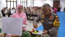 Kapolda Sulawesi Utara Irjen Pol Yudo Hermanto mengajak Bhayangkari terus mengembangkan potensi diri, menghasilkan karya positif, dan memperluas kontribusi bagi masyarakat.