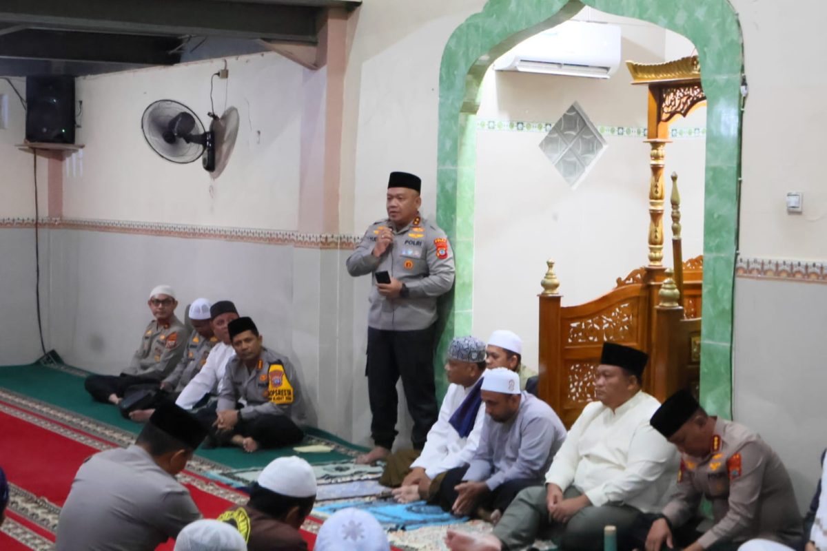 Kapolda bersama sejumlah Pejabat Utama (PJU) Polda Sulut dan Kapolresta Manado Kombes Pol Irham Halid mengikuti kegiatan Subuh Keliling di Masjid Nurul Yaqin, Sario, Manado, Sabtu (31/10/2026). Ist