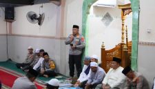Kapolda bersama sejumlah Pejabat Utama (PJU) Polda Sulut dan Kapolresta Manado Kombes Pol Irham Halid mengikuti kegiatan Subuh Keliling di Masjid Nurul Yaqin, Sario, Manado, Sabtu (31/10/2026). Ist