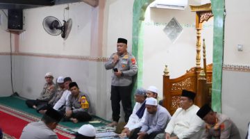 Kapolda bersama sejumlah Pejabat Utama (PJU) Polda Sulut dan Kapolresta Manado Kombes Pol Irham Halid mengikuti kegiatan Subuh Keliling di Masjid Nurul Yaqin, Sario, Manado, Sabtu (31/10/2026). Ist