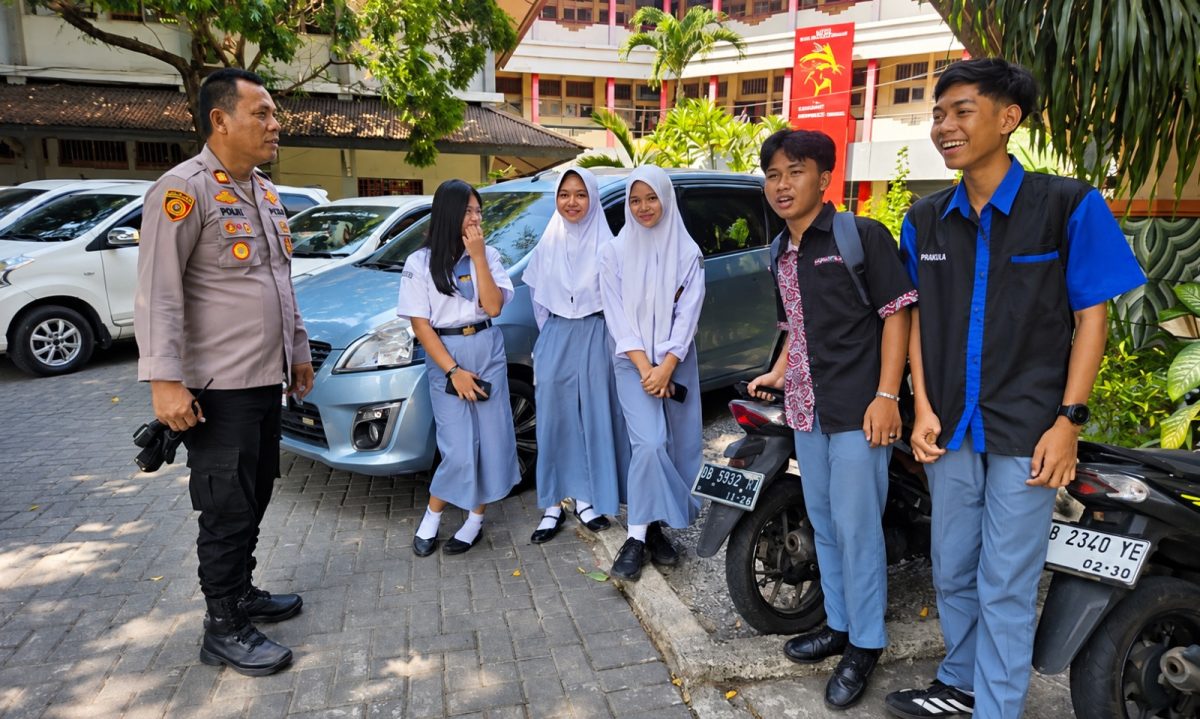 Polsek Tikala mengingatkan pelajar SMK Negeri 3 Manado untuk menjauhi tawuran dan berbagai tindakan yang dapat mengganggu keamanan.