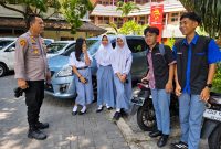 Polsek Tikala mengingatkan pelajar SMK Negeri 3 Manado untuk menjauhi tawuran dan berbagai tindakan yang dapat mengganggu keamanan.
