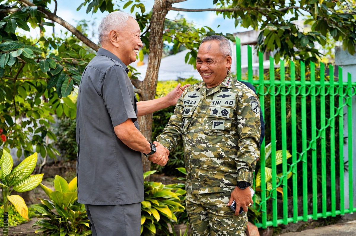 Pangdam XIII/Merdeka Mayjen TNI Mirza Agus, S.I.P., mengunjungi kediaman Brigjen TNI (Purn) Rudolf Samuel Warouw di Tondano, Minahasa, Jumat (2/10/2026).