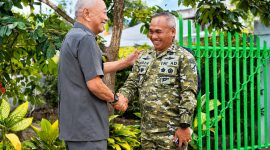 Pangdam XIII/Merdeka Mayjen TNI Mirza Agus, S.I.P., mengunjungi kediaman Brigjen TNI (Purn) Rudolf Samuel Warouw di Tondano, Minahasa, Jumat (2/10/2026).