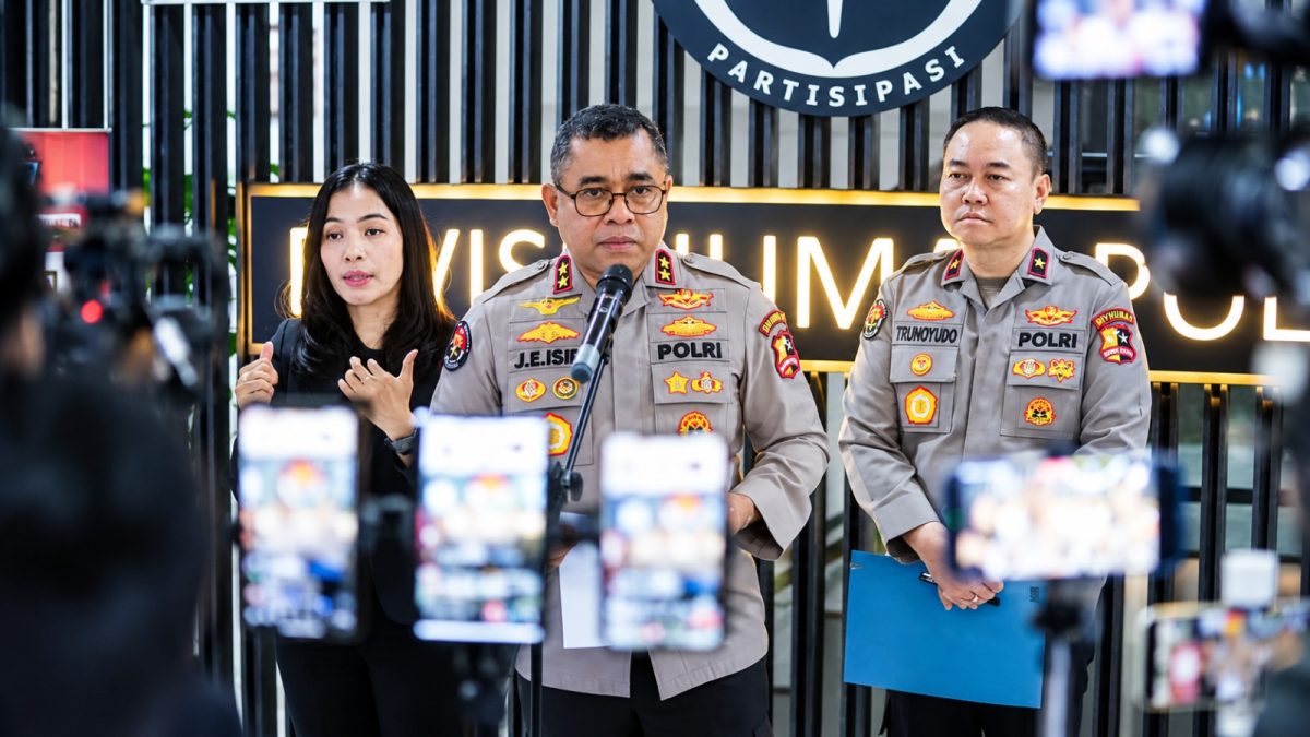 Kadiv Humas Polri Irjen Pol. Johnny Eddizon Isir saat memberikan keterangan.
