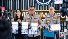 Kadiv Humas Polri Irjen Pol. Johnny Eddizon Isir saat memberikan keterangan.