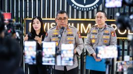 Kadiv Humas Polri Irjen Pol. Johnny Eddizon Isir saat memberikan keterangan.