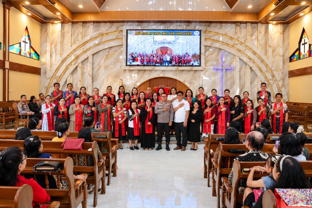 Kapolres Kotamobagu AKBP Abdul Kholik, S.H., S.I.K., M.A.P., mengajak masyarakat memperkuat kerukunan dan toleransi melalui program Minggu Kasih di Gereja Katare, Desa Poopo, Minggu (4/10/2026).