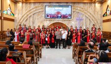 Kapolres Kotamobagu AKBP Abdul Kholik, S.H., S.I.K., M.A.P., mengajak masyarakat memperkuat kerukunan dan toleransi melalui program Minggu Kasih di Gereja Katare, Desa Poopo, Minggu (4/10/2026).