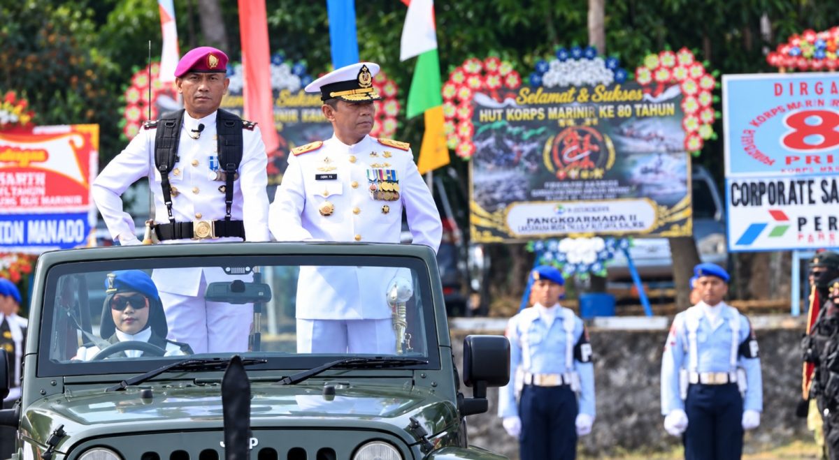 Dankodaeral VIII Laksda TNI Dery Triesananto Suhendi memimpin upacara peringatan HUT ke-81 TNI di Apron Lanudal Manado, Kabupaten Minahasa Utara, Senin (5/10/2026).