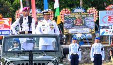 Dankodaeral VIII Laksda TNI Dery Triesananto Suhendi memimpin upacara peringatan HUT ke-81 TNI di Apron Lanudal Manado, Kabupaten Minahasa Utara, Senin (5/10/2026).