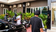 Densus 88 Antiteror Polri menangkap 11 tersangka dugaan tindak pidana terorisme dalam penindakan serentak di enam provinsi.
