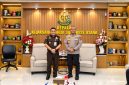 Kapolda Sulawesi Utara (Sulut) Irjen Pol Yudho Hermanto, S.I.K., M.M., bersama sejumlah Pejabat Utama (PJU) Polda Sulut mengunjungi Kantor Kejaksaan Tinggi (Kejati) Sulut, Selasa (6/10/2026).