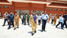 Gubernur Sulawesi Utara Mayjen TNI (Purn) Yulius Selvanus mendorong percepatan penyelesaian pembangunan dan fasilitas pendukung SMA Taruna Nusantara Kampus Langowan, Kabupaten Minahasa.
