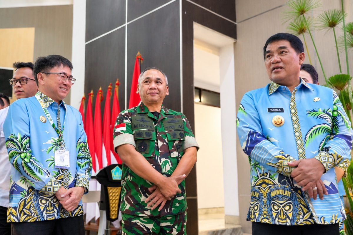 Pangdam XIII/Merdeka Mayjen TNI Mirza Agus menghadiri penyerahan bantuan pangan oleh Menteri Koordinator Bidang Pangan RI Zulkifli Hasan kepada masyarakat Sulawesi Utara, Kamis (8/10/2026).