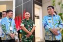 Pangdam XIII/Merdeka Mayjen TNI Mirza Agus menghadiri penyerahan bantuan pangan oleh Menteri Koordinator Bidang Pangan RI Zulkifli Hasan kepada masyarakat Sulawesi Utara, Kamis (8/10/2026).