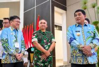 Pangdam XIII/Merdeka Mayjen TNI Mirza Agus menghadiri penyerahan bantuan pangan oleh Menteri Koordinator Bidang Pangan RI Zulkifli Hasan kepada masyarakat Sulawesi Utara, Kamis (8/10/2026).