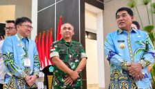 Pangdam XIII/Merdeka Mayjen TNI Mirza Agus menghadiri penyerahan bantuan pangan oleh Menteri Koordinator Bidang Pangan RI Zulkifli Hasan kepada masyarakat Sulawesi Utara, Kamis (8/10/2026).