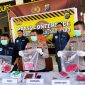 Polres Sitaro mengamankan pria berinisial FM dalam kasus dugaan peredaran sabu. Polisi menyita 43 paket dengan berat bersih 9,12 gram.