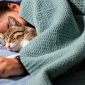 Tidur bersama kucing kesayangan dapat memberikan rasa nyaman dan membantu sebagian orang merasa lebih rileks.