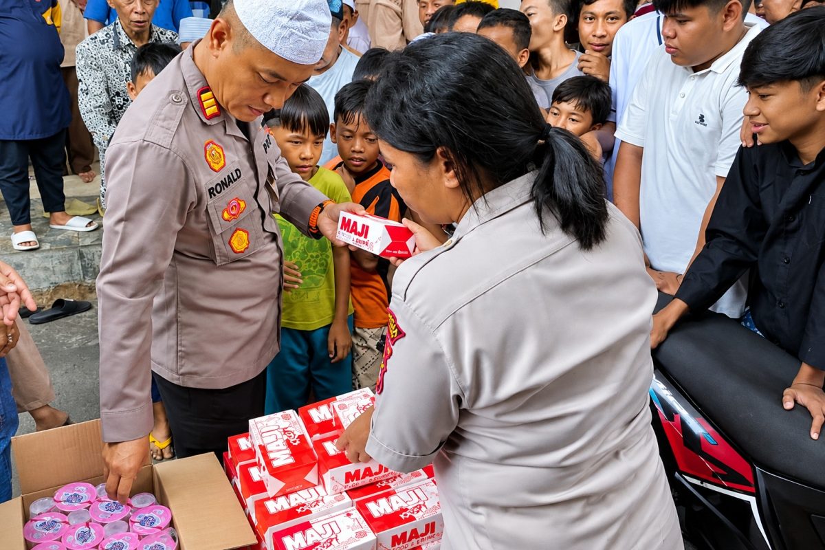 Polsek Wenang Polresta Manado mempererat hubungan dengan masyarakat melalui program sosial Nasi Jumat (NASJUM) di Masjid Awwabiyn, Kampung Kodo, Kelurahan Lawangirung, Kecamatan Wenang, Kota Manado, Jumat (9/10/2026).