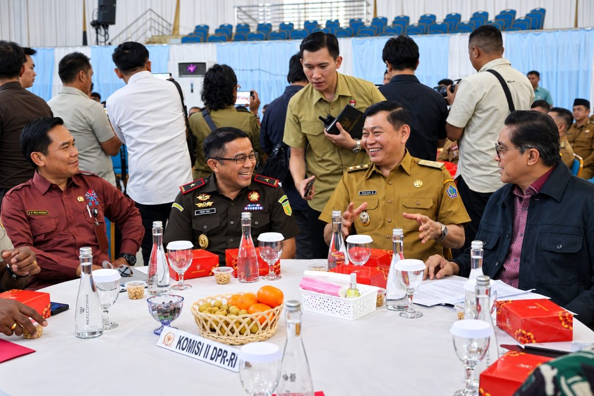 Pelaksana Tugas (Plt.) Kepala Kejaksaan Tinggi Sulawesi Utara, Dr. Feri Tas, S.H., M.Hum., M.Si., menghadiri rapat tersebut sebagai bagian dari upaya memperkuat sinergi dalam penyelenggaraan pemerintahan daerah.