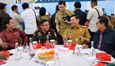 Pelaksana Tugas (Plt.) Kepala Kejaksaan Tinggi Sulawesi Utara, Dr. Feri Tas, S.H., M.Hum., M.Si., menghadiri rapat tersebut sebagai bagian dari upaya memperkuat sinergi dalam penyelenggaraan pemerintahan daerah.