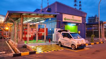 Tampak fasilitas Greenvoltaic Hydrogen Plant di Pembangkit Listrik Tenaga Gas dan Uap (PLTGU) Muara Karang yang memperoleh predikat Winner pada ASEAN Renewable Energy Project Awards 2026 kategori Emerging Low-Carbon Technologies, subkategori Green Hydrogen. Fasilitas ini mampu memproduksi hingga 43 ton hidrogen hijau per tahun dengan memanfaatkan pasokan listrik berbasis energi terbarukan.