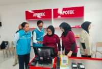 Ilustrasi pegawai PLN memastikan layanan pembayaran tagihan dan pembelian token listrik berjalan lancar di Koperasi Desa/Kelurahan Merah Putih (KDKMP).