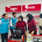 Ilustrasi pegawai PLN memastikan layanan pembayaran tagihan dan pembelian token listrik berjalan lancar di Koperasi Desa/Kelurahan Merah Putih (KDKMP).