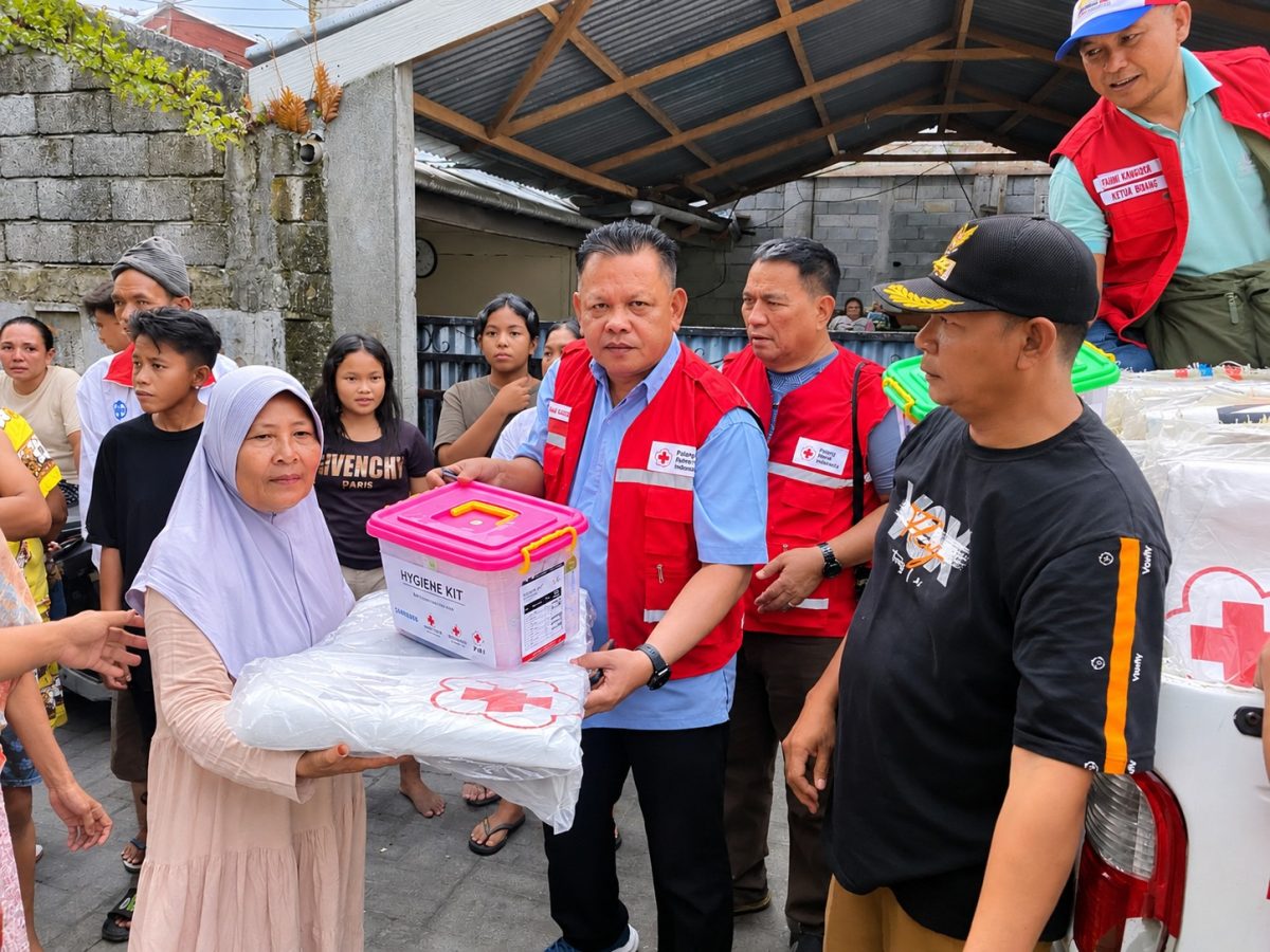 PMI Salurkan Paket Kebersihan dan Terpal