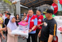 PMI Salurkan Paket Kebersihan dan Terpal