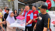 PMI Salurkan Paket Kebersihan dan Terpal