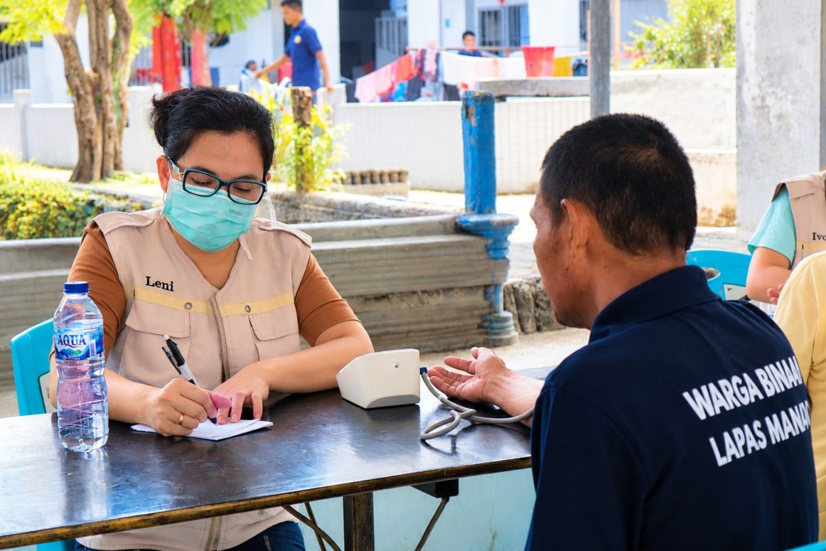 Lembaga Pemasyarakatan (Lapas) Kelas IIA Manado memperkuat pelayanan kesehatan bagi warga binaan melalui kegiatan Cek Kesehatan Gratis (CKG) dan skrining tuberkulosis (TBC), Senin (12/10/2026).