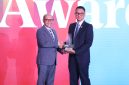 Managing Director Business 2 Danantara Asset Management, Setyanto Hantoro (kiri) saat memberikan penghargaan kepada PLN, yang diwakili Direktur Utama PLN, Darmawan Prasodjo (kanan) sebagai Sector Champion pada kategori Energy & Public Utilities pada ajang Danantara Indonesia CX100 Award 2026 yang diselenggarakan di Jakarta, Selasa (13/10). Selain capaian tersebut, PLN juga berhasil menempati posisi Runnur Up dalam daftar 100 Badan Usaha Milik Negara (BUMN) dengan layanan terbaik.