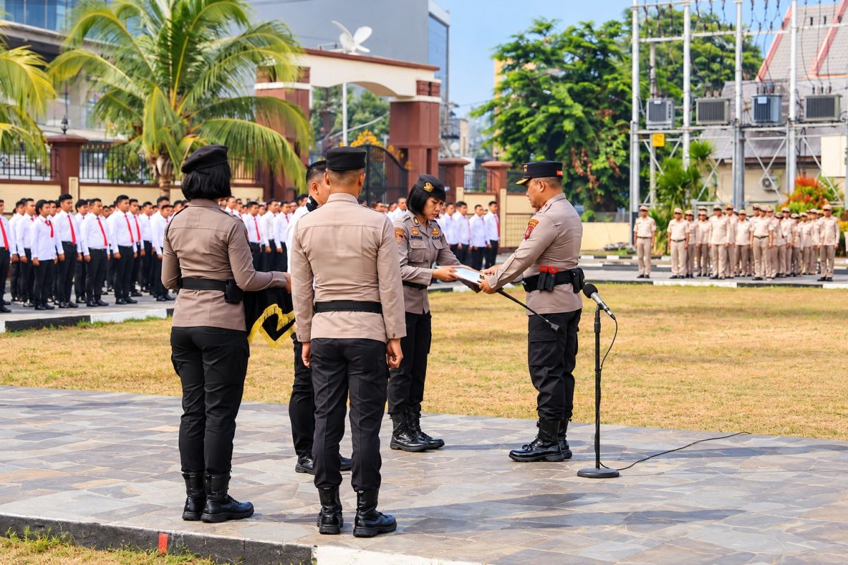 Kapolda Sulawesi Utara Irjen Pol Yudo Hermanto menegaskan komitmen penegakan disiplin di tubuh Polri dengan memberikan penghargaan kepada personel berprestasi sekaligus menindak tegas anggota yang melakukan pelanggaran.