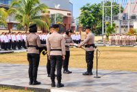 Kapolda Sulawesi Utara Irjen Pol Yudo Hermanto menegaskan komitmen penegakan disiplin di tubuh Polri dengan memberikan penghargaan kepada personel berprestasi sekaligus menindak tegas anggota yang melakukan pelanggaran.