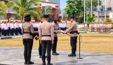 Kapolda Sulawesi Utara Irjen Pol Yudo Hermanto menegaskan komitmen penegakan disiplin di tubuh Polri dengan memberikan penghargaan kepada personel berprestasi sekaligus menindak tegas anggota yang melakukan pelanggaran.