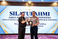 Kapolri Suyudi Ario Seto bertemu Jaksa Agung ST Burhanuddin untuk memperkuat sinergi penegakan hukum.