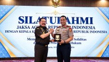 Kapolri Suyudi Ario Seto bertemu Jaksa Agung ST Burhanuddin untuk memperkuat sinergi penegakan hukum.