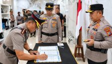 Kombes Pol Endrastiawan Setyowibowo, S.I.K., M.H., resmi menjabat Kepala Bidang Hubungan Masyarakat (Kabid Humas) Polda Sulawesi Utara setelah dilantik Kapolda Sulut Irjen Pol Yudo Hermanto, S.I.K., M.M., Kamis (15/10/2026).