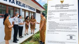 Lembaga Pembinaan Khusus Anak (LPKA) Kelas II Tomohon resmi memperoleh Sertifikat Laik Higiene Sanitasi (SLHS) untuk fasilitas dapur dan pengolahan makanan dari DPMPTSP Kota Tomohon, Kamis (15/10/2026).