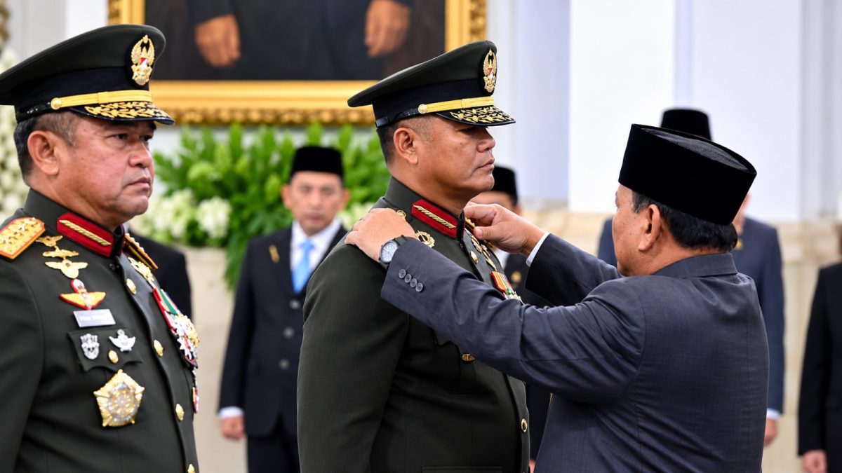 Presiden Prabowo Subianto resmi melantik Jenderal TNI Tandyo Budi Revita sebagai Kepala Staf Angkatan Darat (KSAD) dalam upacara kenegaraan yang berlangsung di Istana Negara, Jakarta, pada Kamis, 15 Oktober 2026. Foto: BPMI Setpres/Muchlis Jr