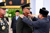 Presiden Prabowo Subianto resmi melantik Jenderal TNI Tandyo Budi Revita sebagai Kepala Staf Angkatan Darat (KSAD) dalam upacara kenegaraan yang berlangsung di Istana Negara, Jakarta, pada Kamis, 15 Oktober 2026. Foto: BPMI Setpres/Muchlis Jr