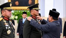 Presiden Prabowo Subianto resmi melantik Jenderal TNI Tandyo Budi Revita sebagai Kepala Staf Angkatan Darat (KSAD) dalam upacara kenegaraan yang berlangsung di Istana Negara, Jakarta, pada Kamis, 15 Oktober 2026. Foto: BPMI Setpres/Muchlis Jr