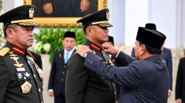 Presiden Prabowo Subianto resmi melantik Jenderal TNI Tandyo Budi Revita sebagai Kepala Staf Angkatan Darat (KSAD) dalam upacara kenegaraan yang berlangsung di Istana Negara, Jakarta, pada Kamis, 15 Oktober 2026. Foto: BPMI Setpres/Muchlis Jr